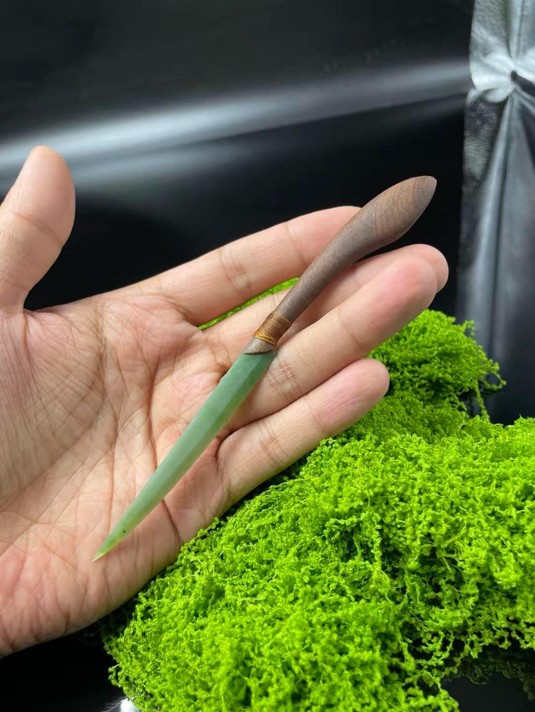 翡翠小刀，据说可以剪春风