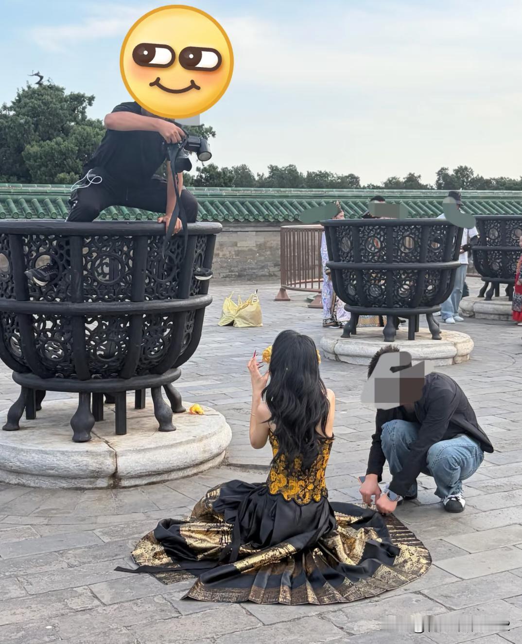 请保护世界文化遗产！天坛祈年殿东南有几个镣炉，为明清两代专用礼器，用于在祈谷仪