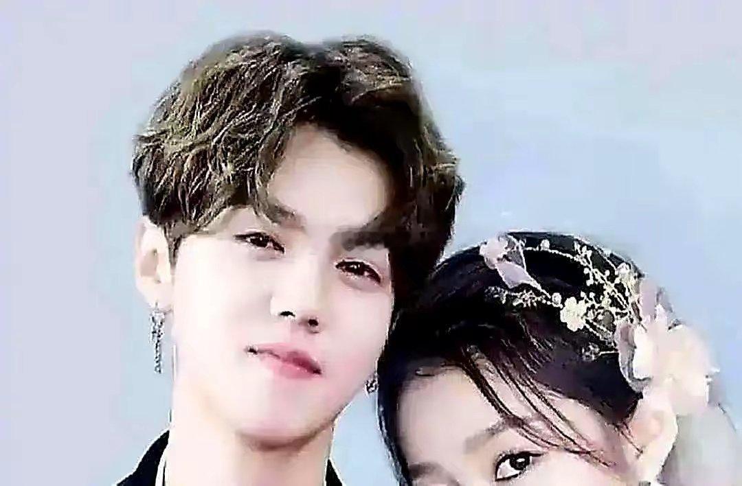 业内这帮人看问题，真够毒的。普通人还在磕关晓彤鹿晗的糖，人家直接把这层窗户纸捅破