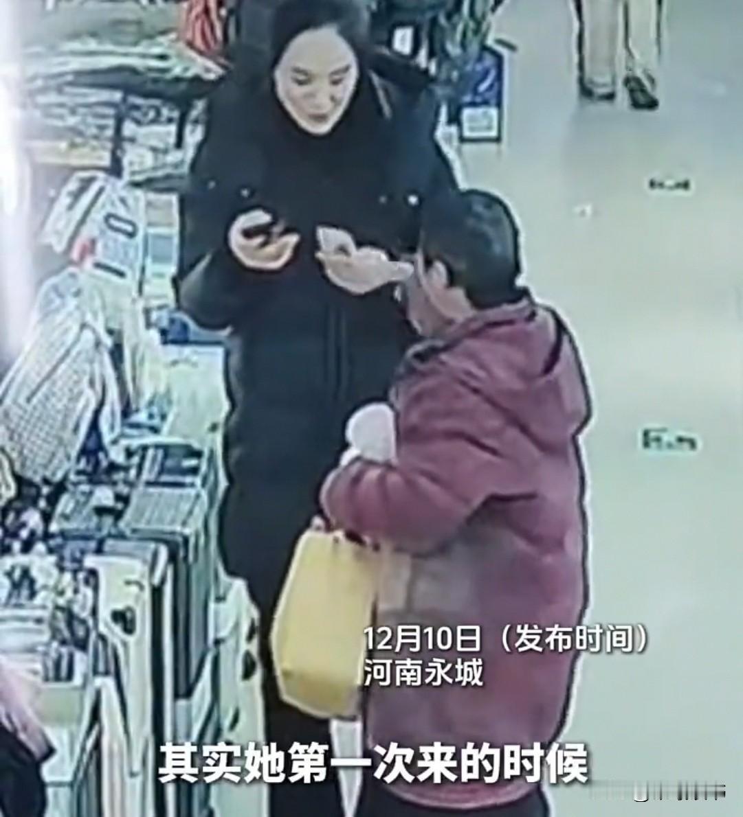 河南一箱包店，一女孩探进头，盯着个小兔包看了又看。老板娘笑问：“喜欢就买？”女孩