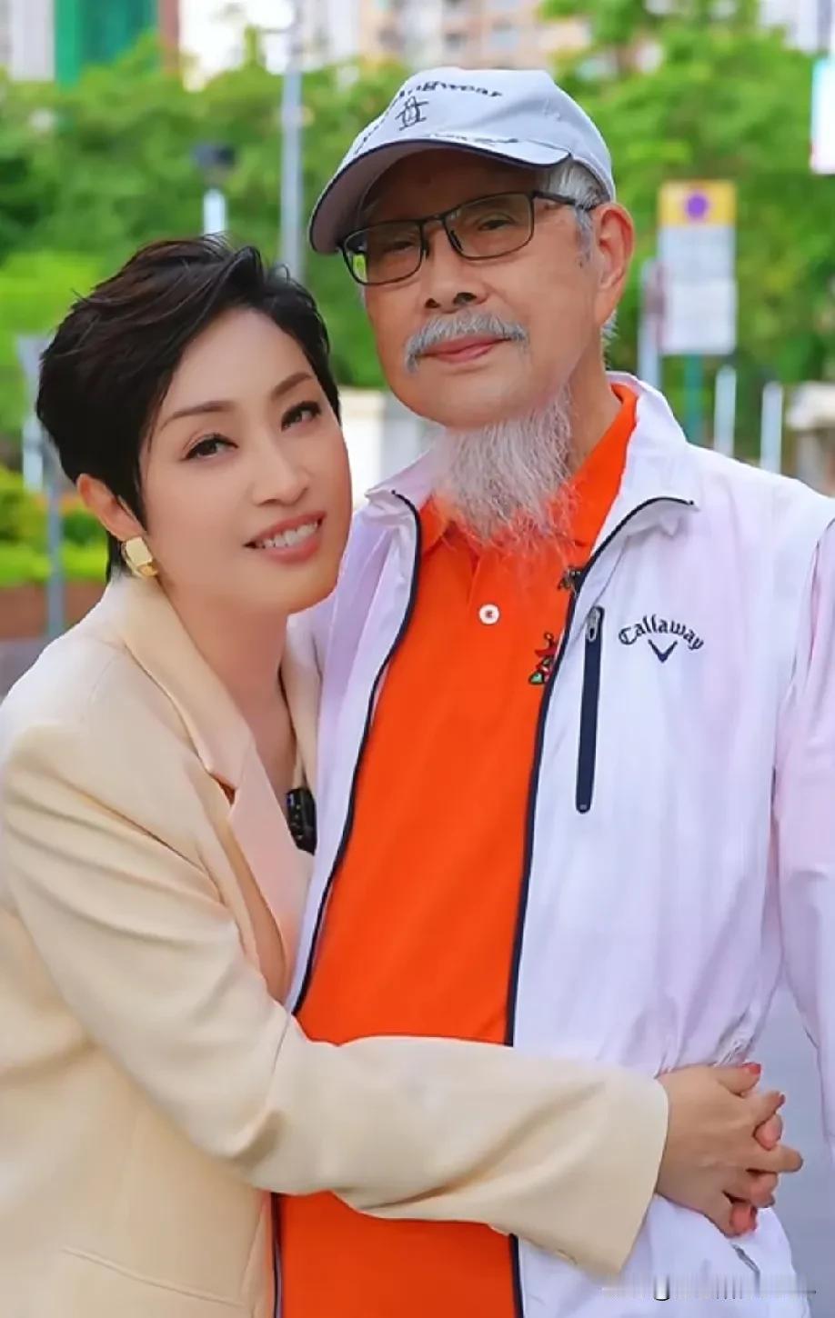 陈法容的爸爸可真有范儿啊，那气质相当引人注目。她跟爸爸长得很像，果然是遗传了爸爸