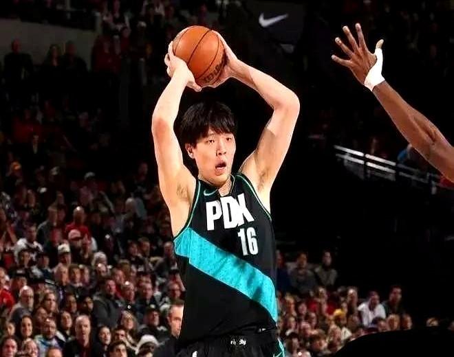 11月22日上午11点，NBA常规赛开拓者客场挑战勇士。这场球主帅斯普利特用
