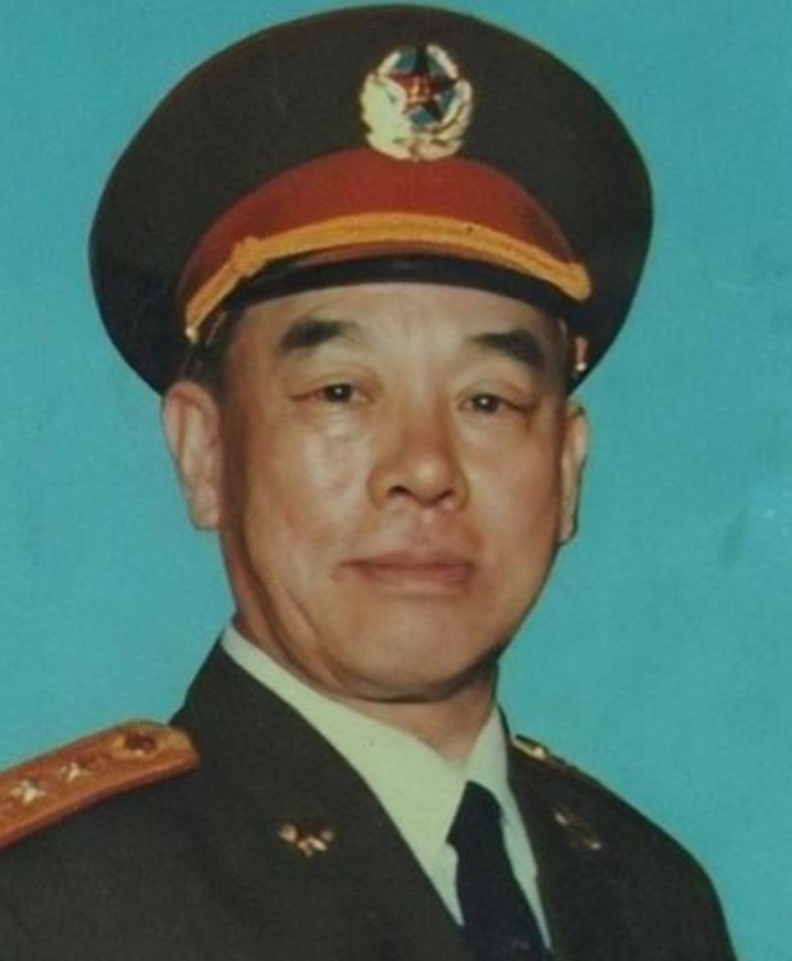 1951年朝鲜战场，志愿军唐满洋已经饿了三天，他趁夜晚摸进了美军阵地，结果上面一