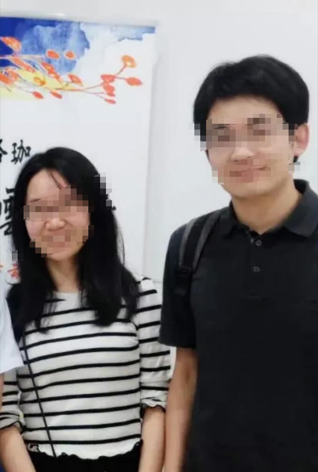 两个小姑娘，大的20，小的才15，这要是搁别人家孩子，这会儿要么在刷短视频追剧要