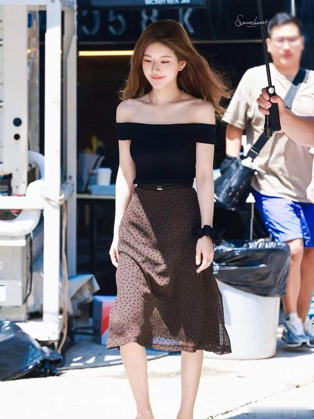 1.赵露思因为一直没进组，又要完成kpi，现在接商务不怎么挑了，价格合适，不是微