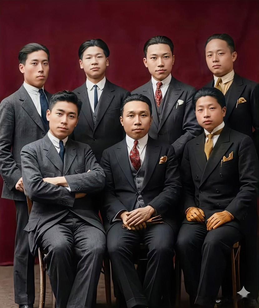 1923年中国少年共产党在巴黎的临时代表大会合影。年轻的周恩来坐在第一排左手，穿