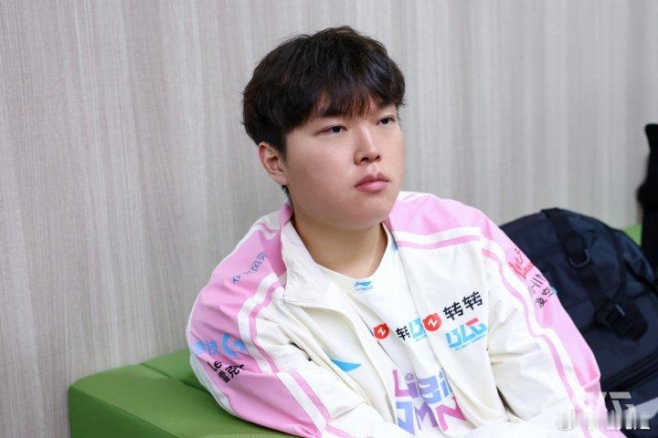 如果丹尼在2个月内改不掉BIN打团永远落位慢且绕后，还有喜欢吃安全线。那么BLG