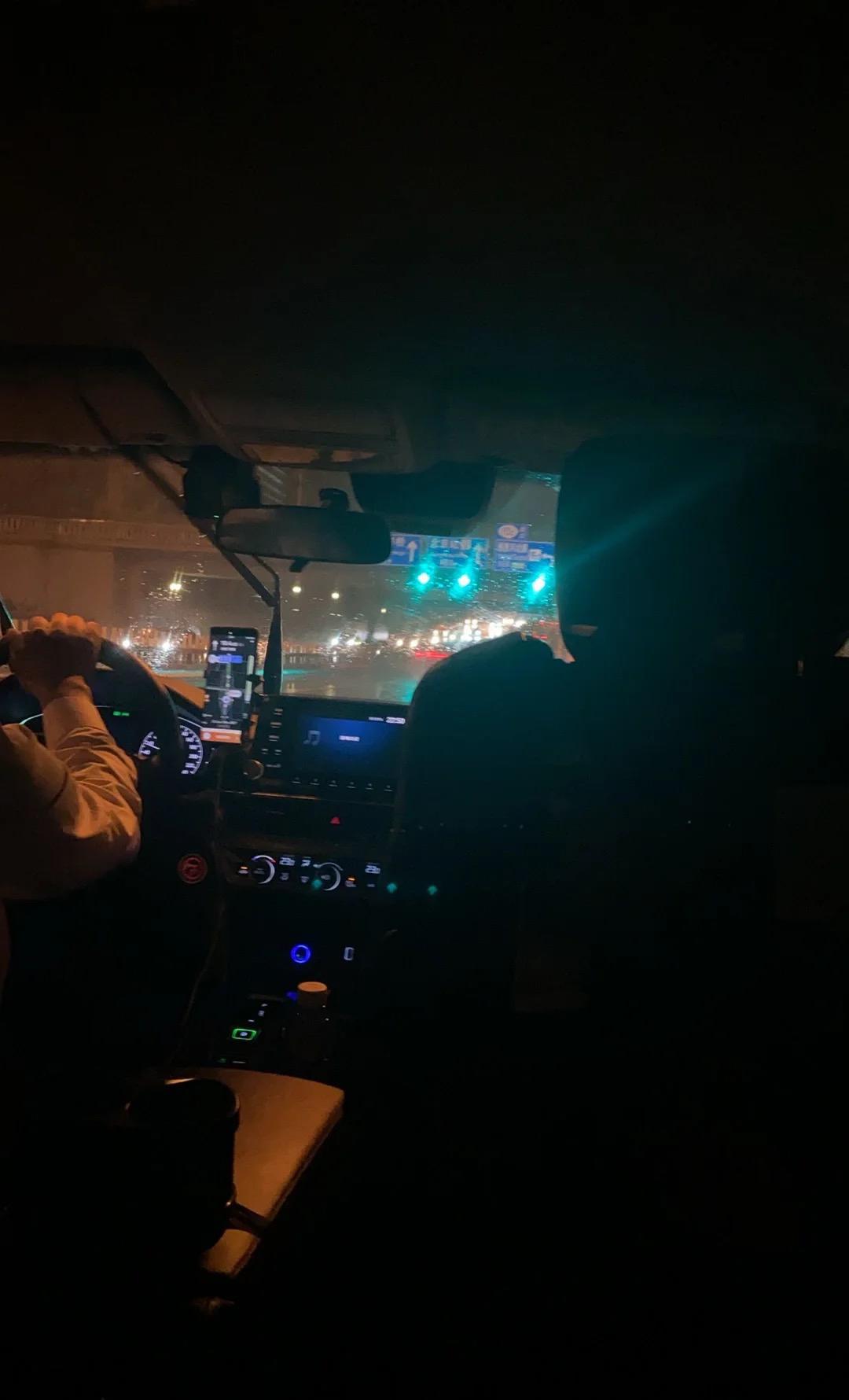 天津老张接了单38元一口价，本想早点跑完接娃放学，结果半路堵在晚高峰。12公