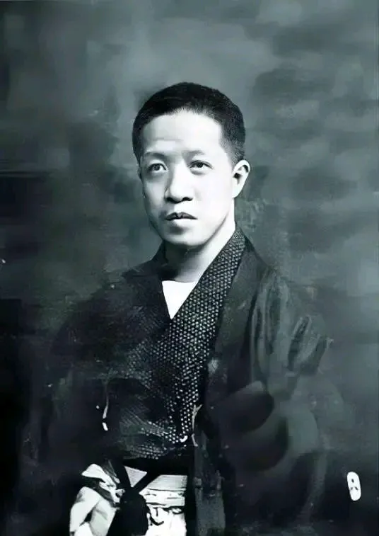 章太炎在日本留学时，有次他去浴室洗澡，正在他洗澡时，一名女子坦坦荡荡的走了进来，