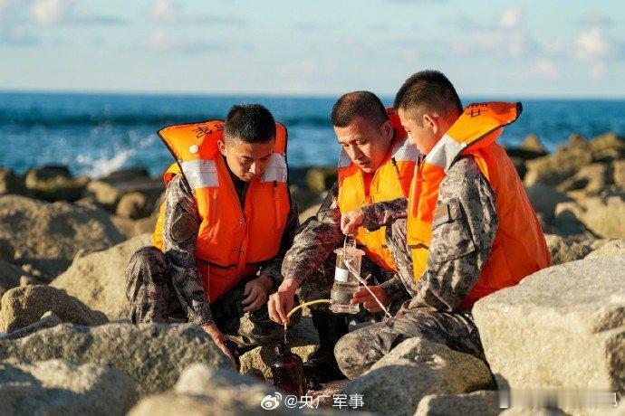 【厉害！子弟兵助力南海岛礁变绿洲[比心]】南海座座岛礁上绿树成荫，人与自然在这里和