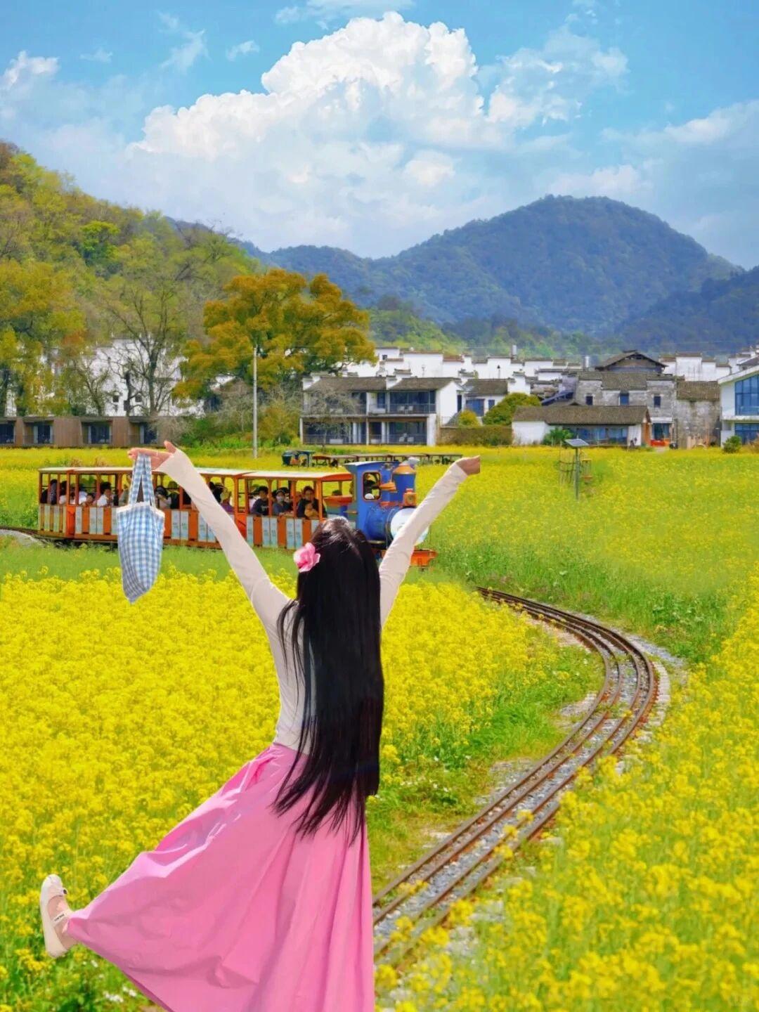 春天的婺源，是上帝打翻的调色盘粉墙黛瓦的徽派古村，藏进金黄花海晨雾漫过梯田，