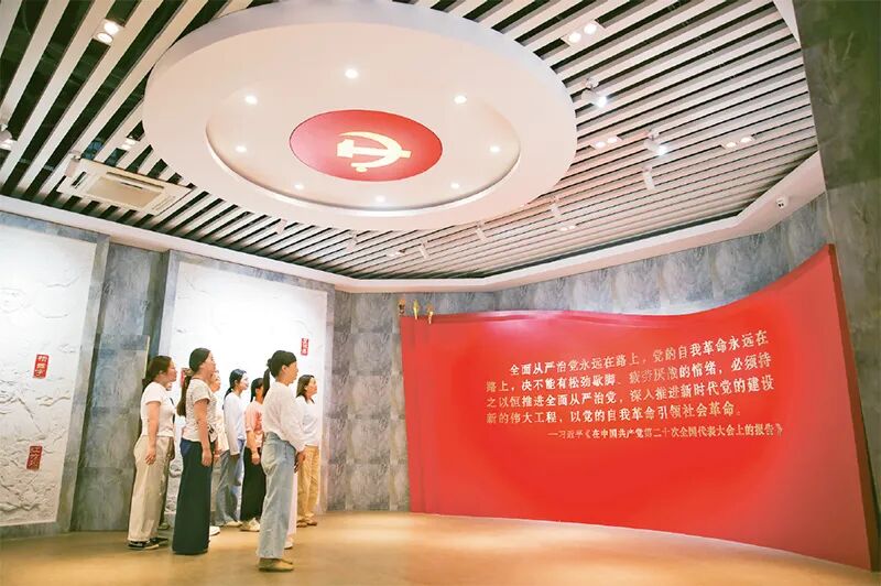 何以“解码”中国共产党