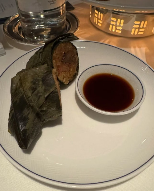 因为是李湘晒的粽子，而且她还晒了两张，居然和女儿的张数一样，所以我忍不住看了又看