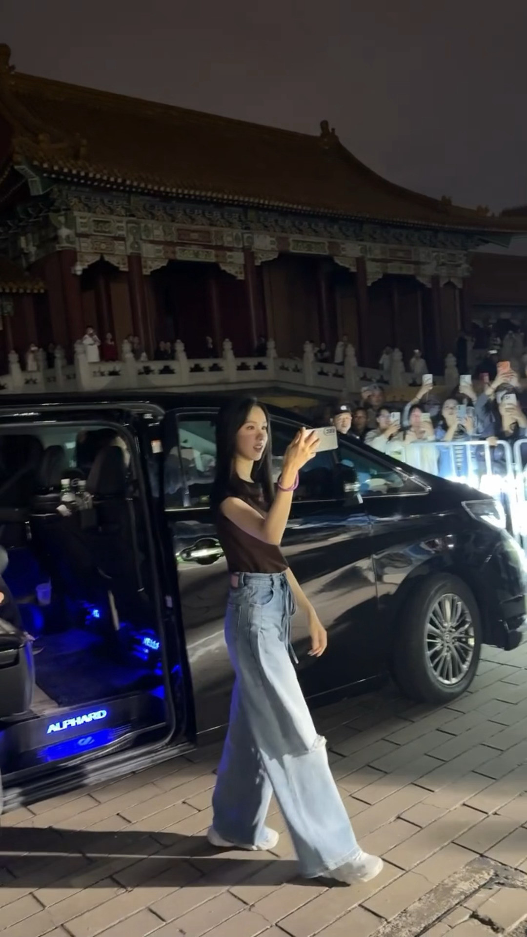 陈都灵来打卡粉丝生日应援了，入场就开始拍粉丝[哭哭][哭哭][哭哭]陈都灵入场就开始拍