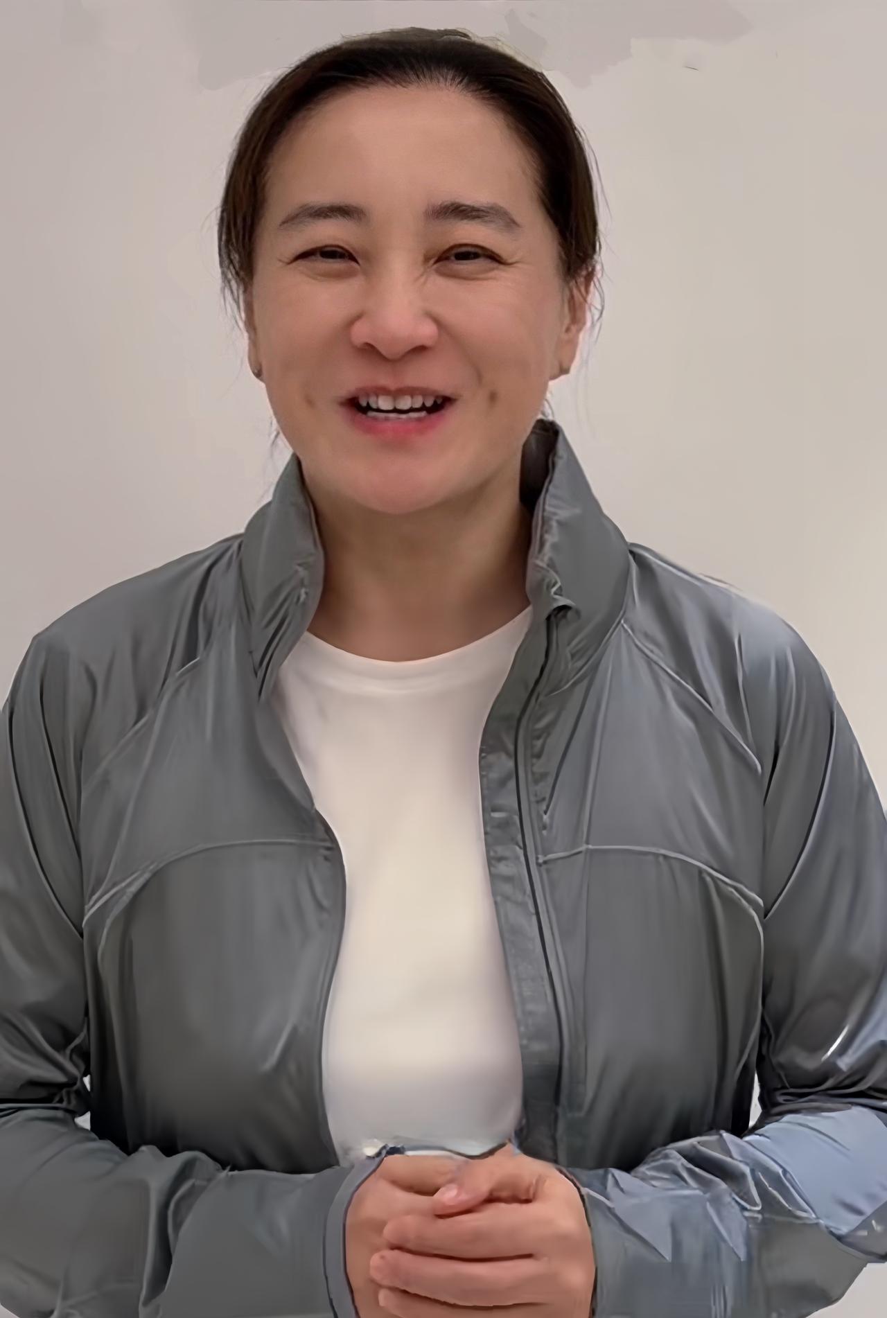 谁能想到，曾经那个走到哪都能把人逗乐的贾玲，如今44岁站在镜头前，眼神里却少了几分从前的鲜活劲儿。不