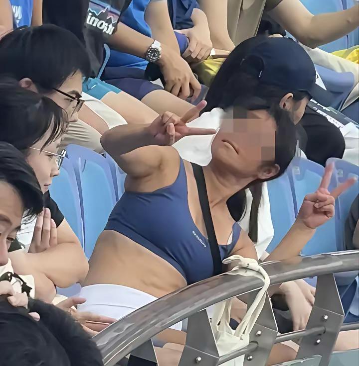 上海网球大师赛被保安架出去的女子查到了，46岁谢某，嫁给了瑞典老外，现场摇晃了是
