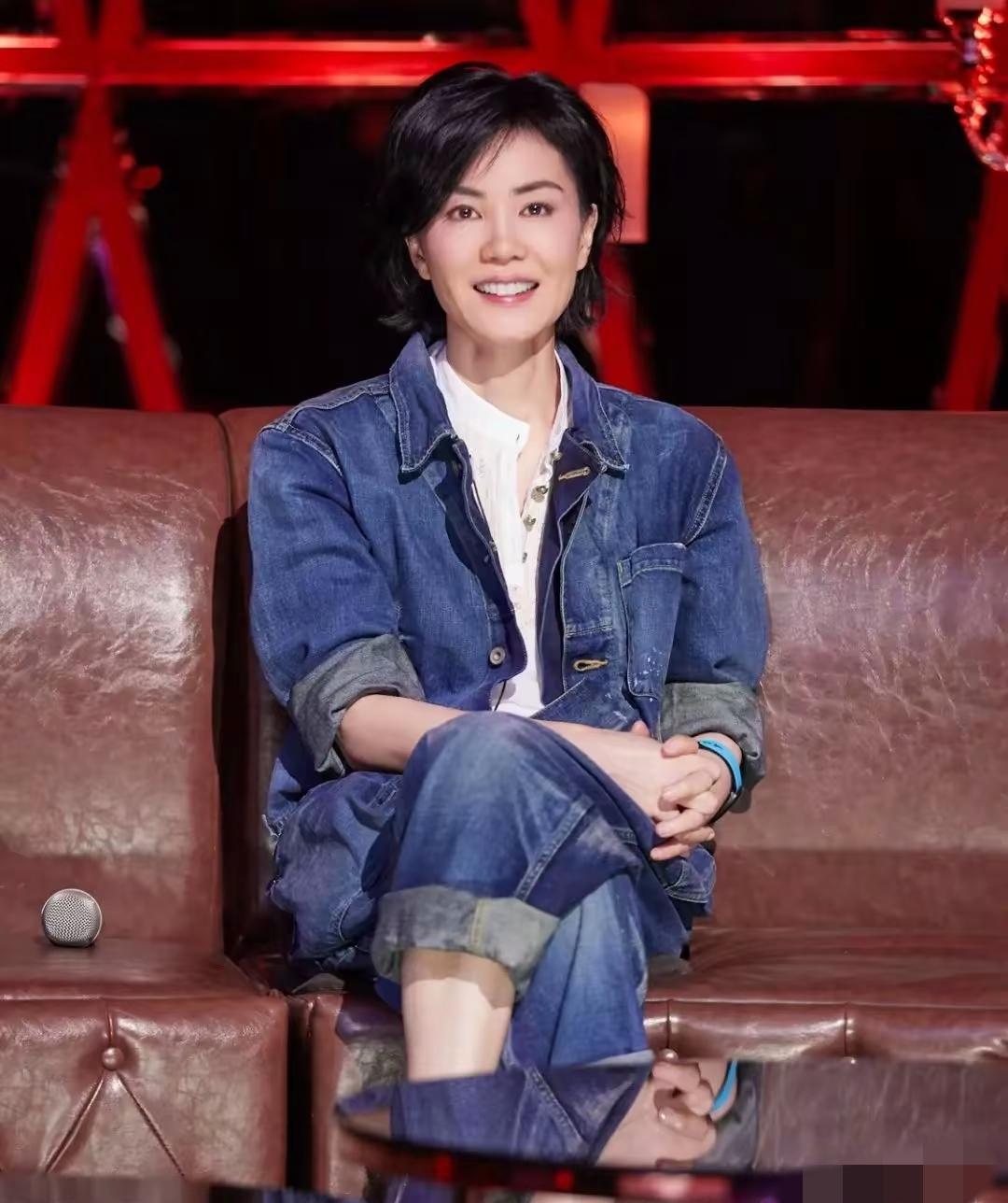 王菲瞒了所有人十年。直到嫣然天使基金审计账本，财务才猛然发现一笔持续十年的匿名