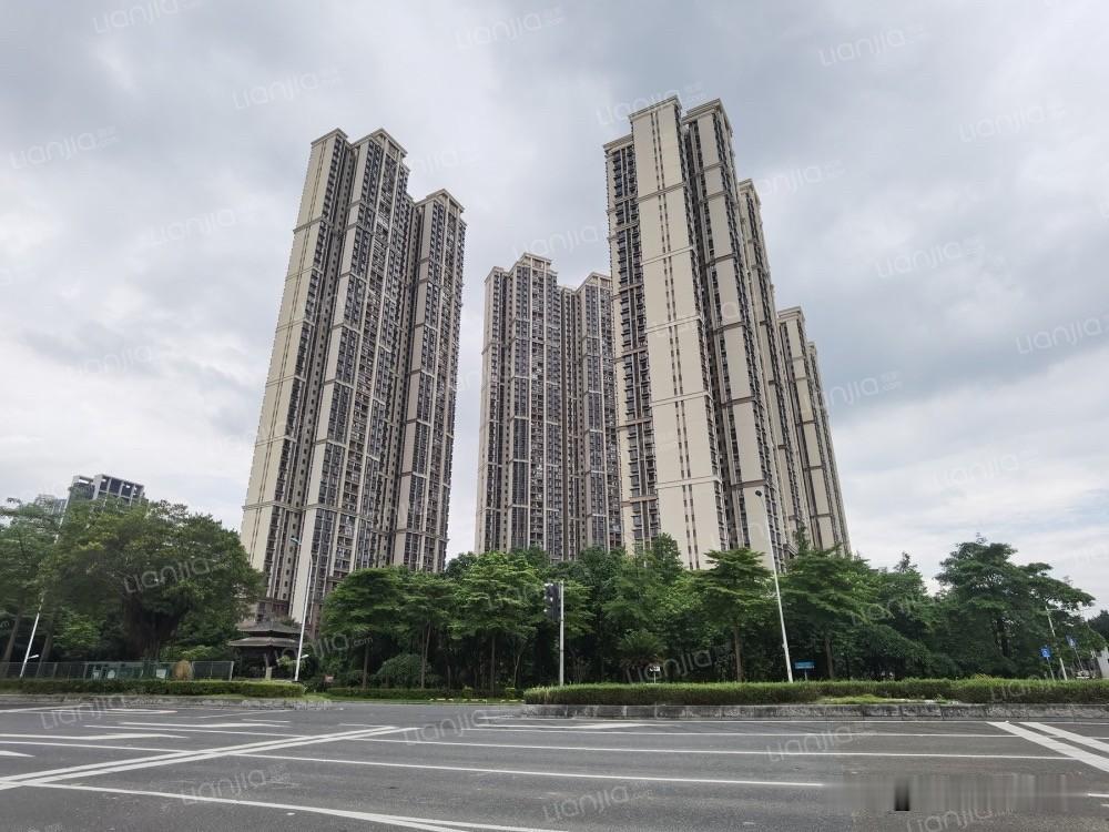 三年跌没一半，广铁一中也救不了亚运城了2022年3月，亚运城天成99平米，成