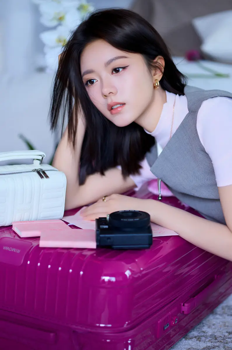 赵今麦穿灰色短裙优雅明媚托脸甜笑少女感满满