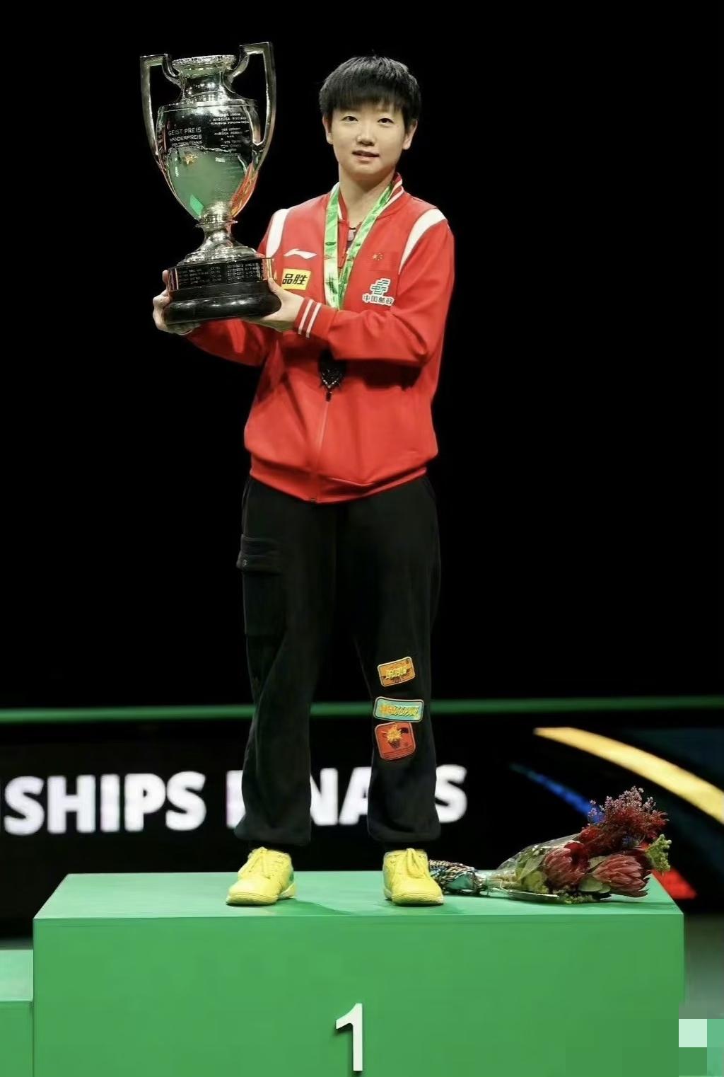 莎莎的破洞裤找到出处了。还记得早年莎莎穿着可爱的补丁裤去领奖，还不止一次的穿着