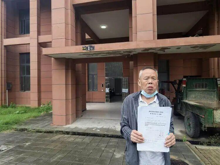 武汉黄陂71岁的詹才伟，当年自己贴了800万积蓄、抵押房子贷200万、又找亲友借