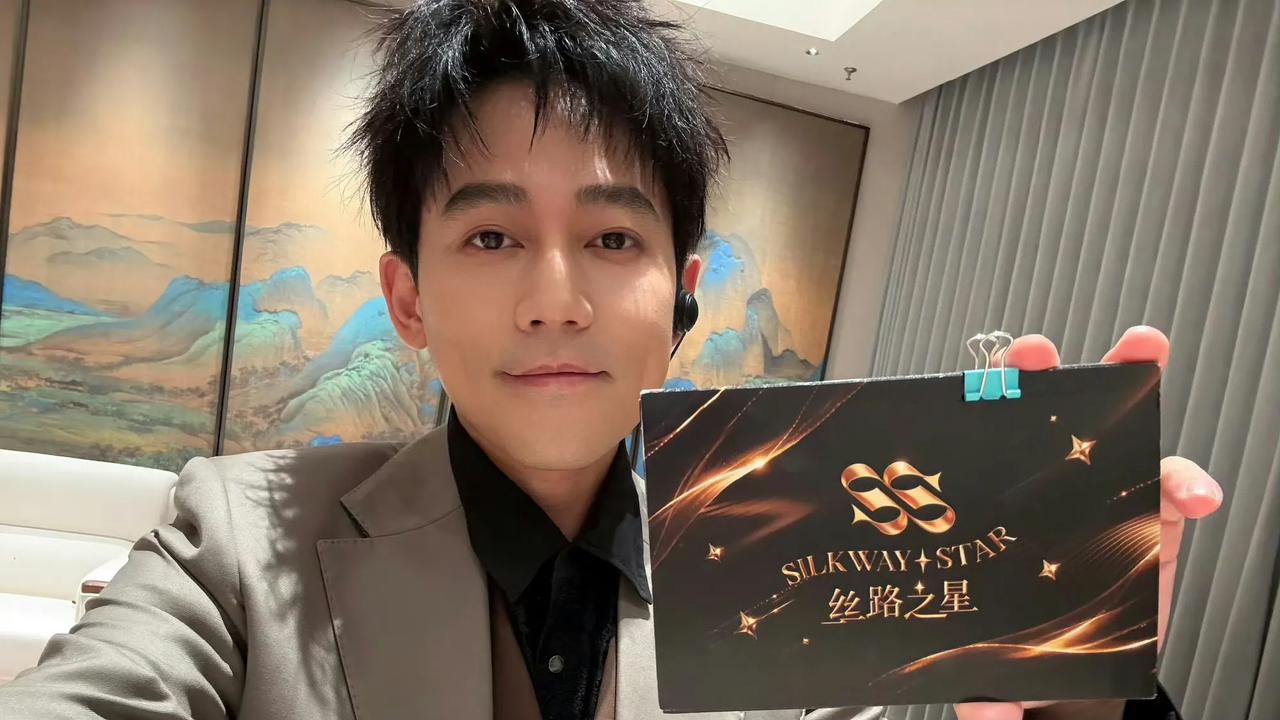 苏醒拿起央视丝路之星的邀请函，他的身份地位立马变了！那一刻，苏醒不仅仅是歌手