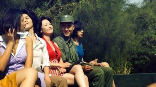 1949年，蒋介石带着60万大军败逃台湾，其中大部分都是没成婚的年轻人，为了解决