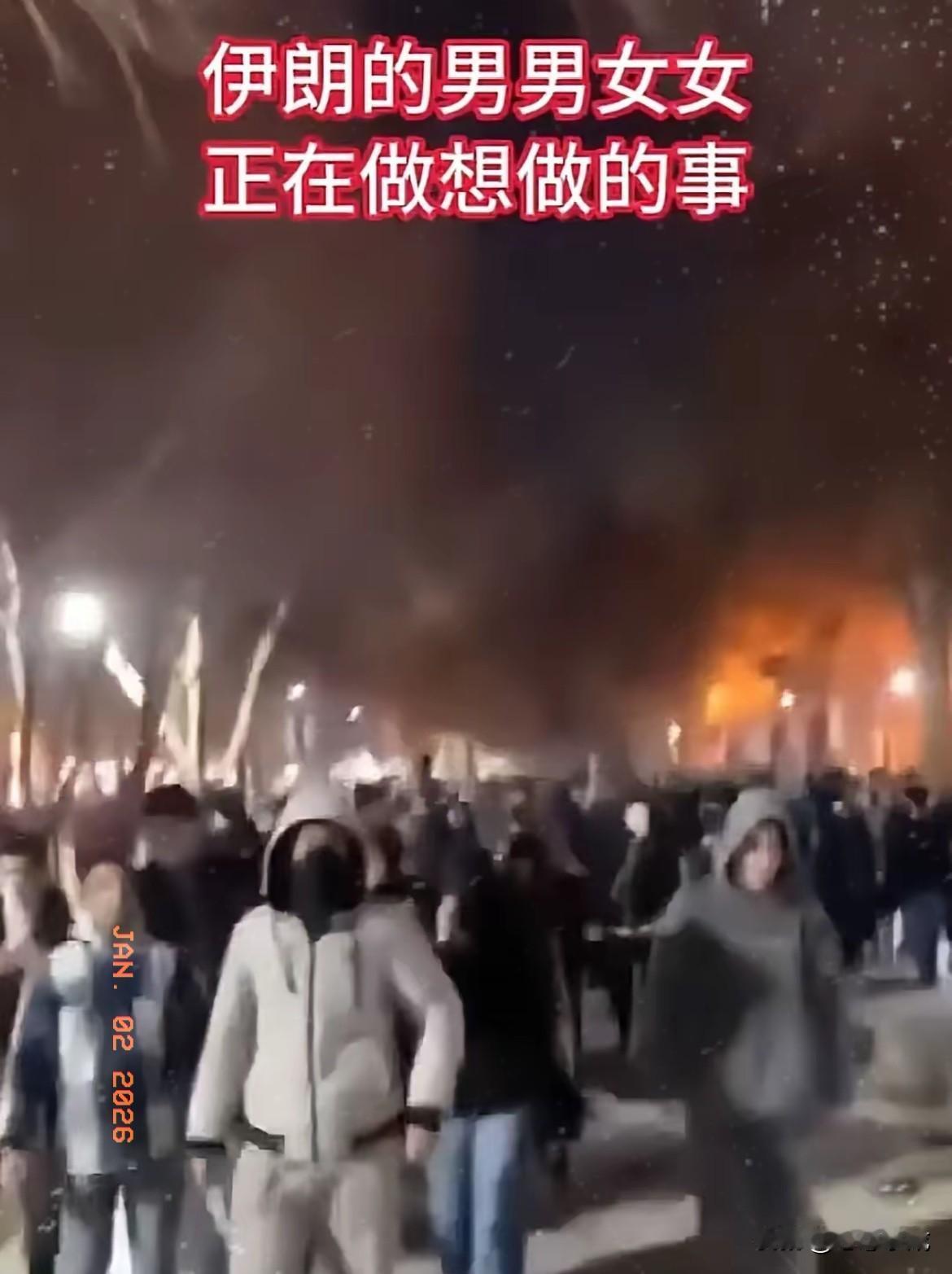 震惊！1月1日深夜突发大事件，伊朗民众直接占领首都机场，所有航班紧急暂停，这