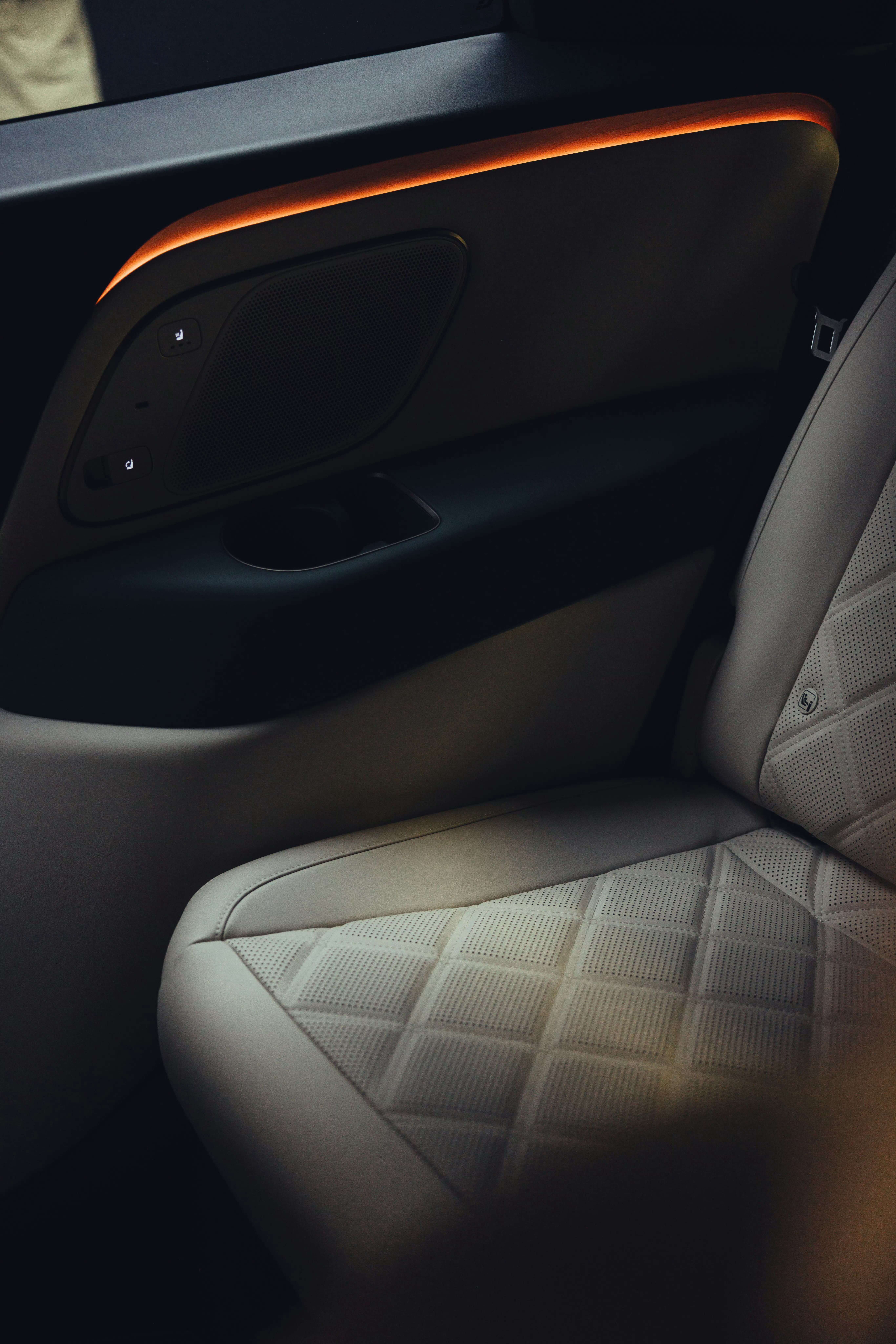 理想L9Livis内饰来了！还是一如既往的……极简……现在的旗舰车型内饰，不管