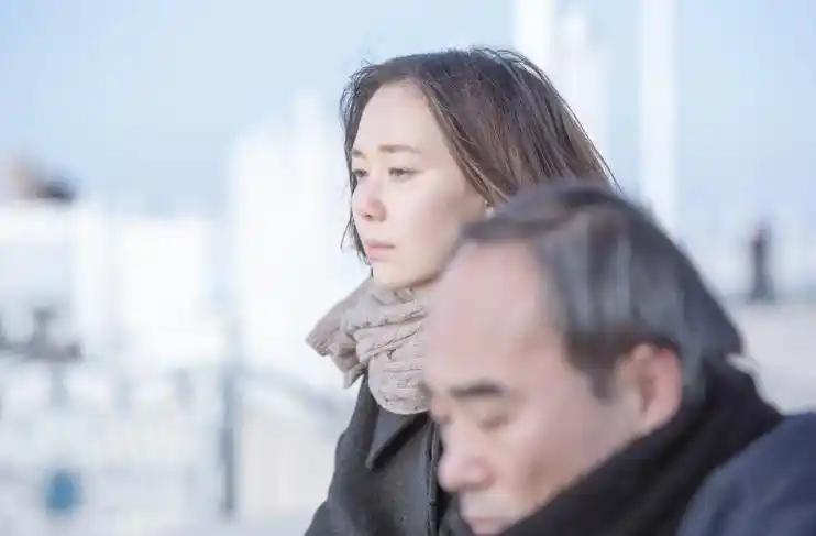 我妈走后爸火速再婚：结婚没嫁妆生娃他缺席，连儿子压岁钱都成了奢求我总以为亲