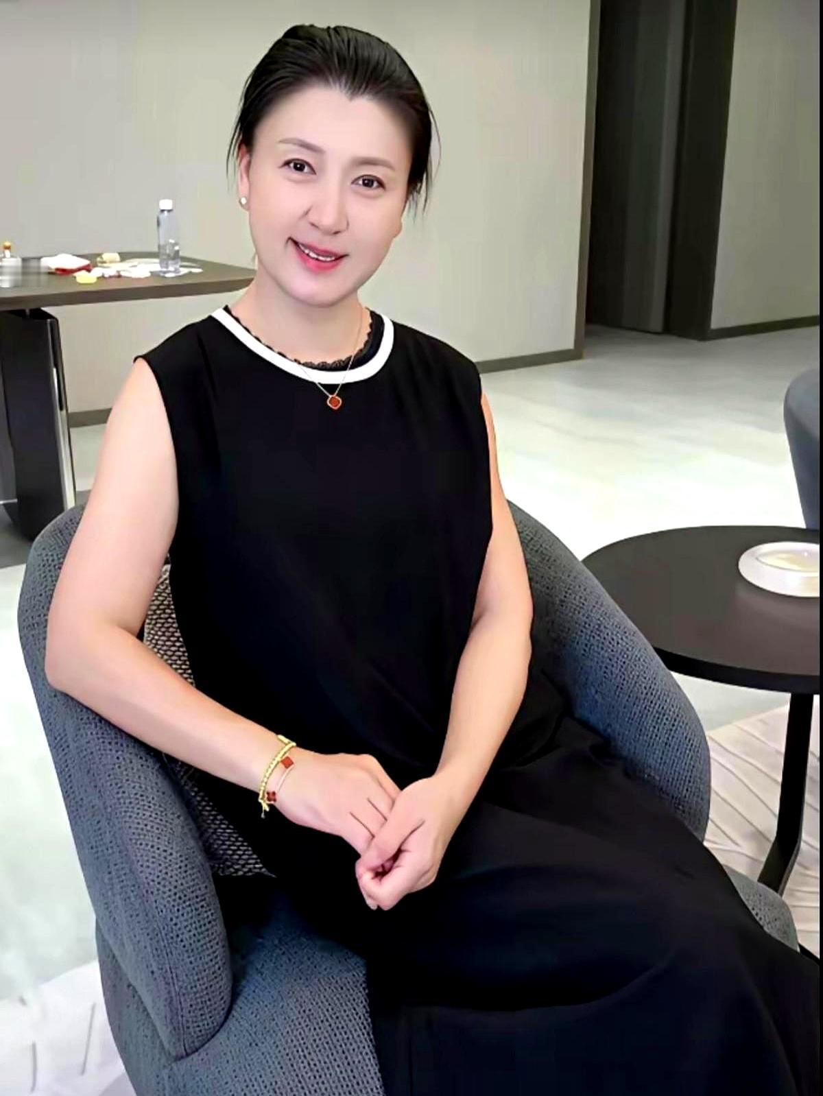 大年初一，被品牌方索赔、账号禁止关注的闫学晶，竟然准时开播了。镜头前，她攥