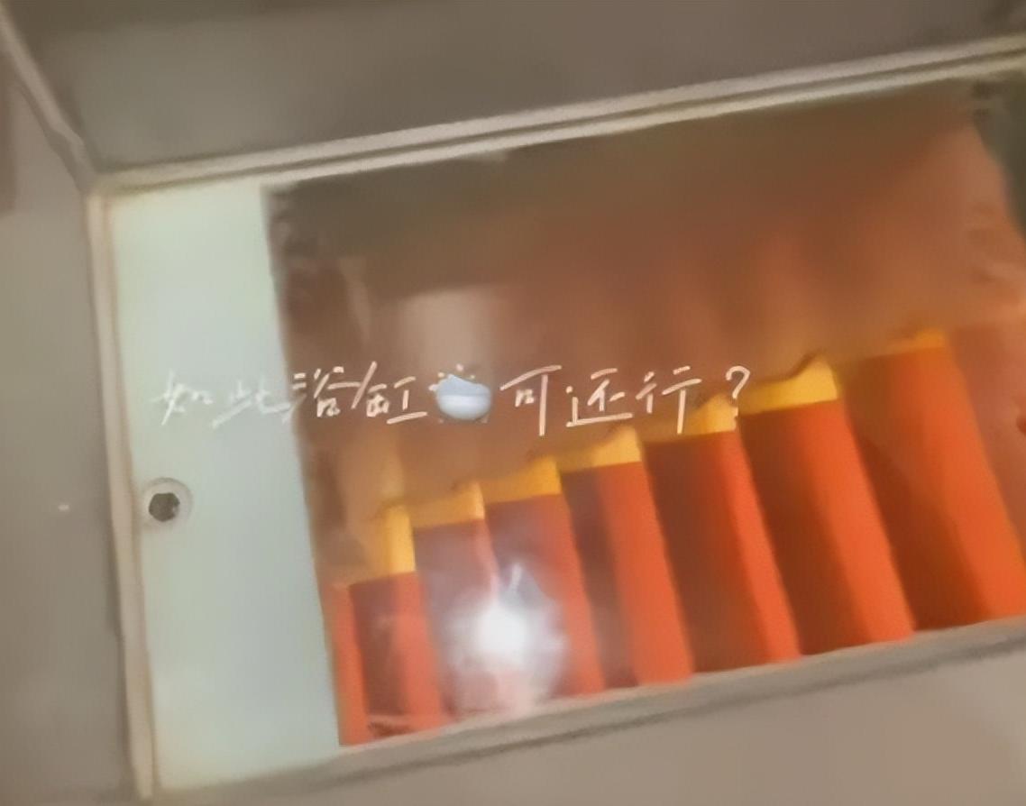 吉林一女子和朋友住民宿，准备泡澡时，竟然发现浴缸底部是透明的，她凑近一看，能清晰