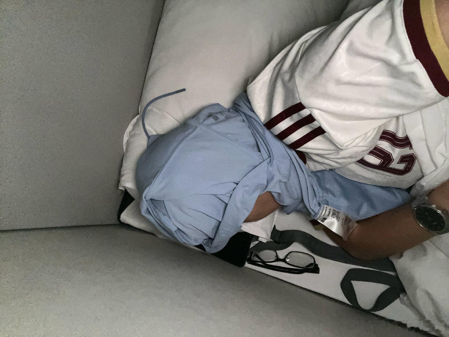 第一次这样睡觉[捂脸哭]动车卧铺好是好就是时不常跟其他高铁会车时车厢会剧烈晃一下​