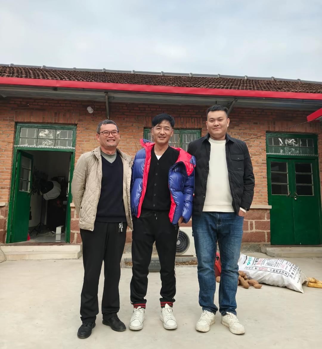 51岁郭晓东回山东老家探亲，庆祝村里成功修建了龙泉，他的穿衣打扮朴素，和村民们交