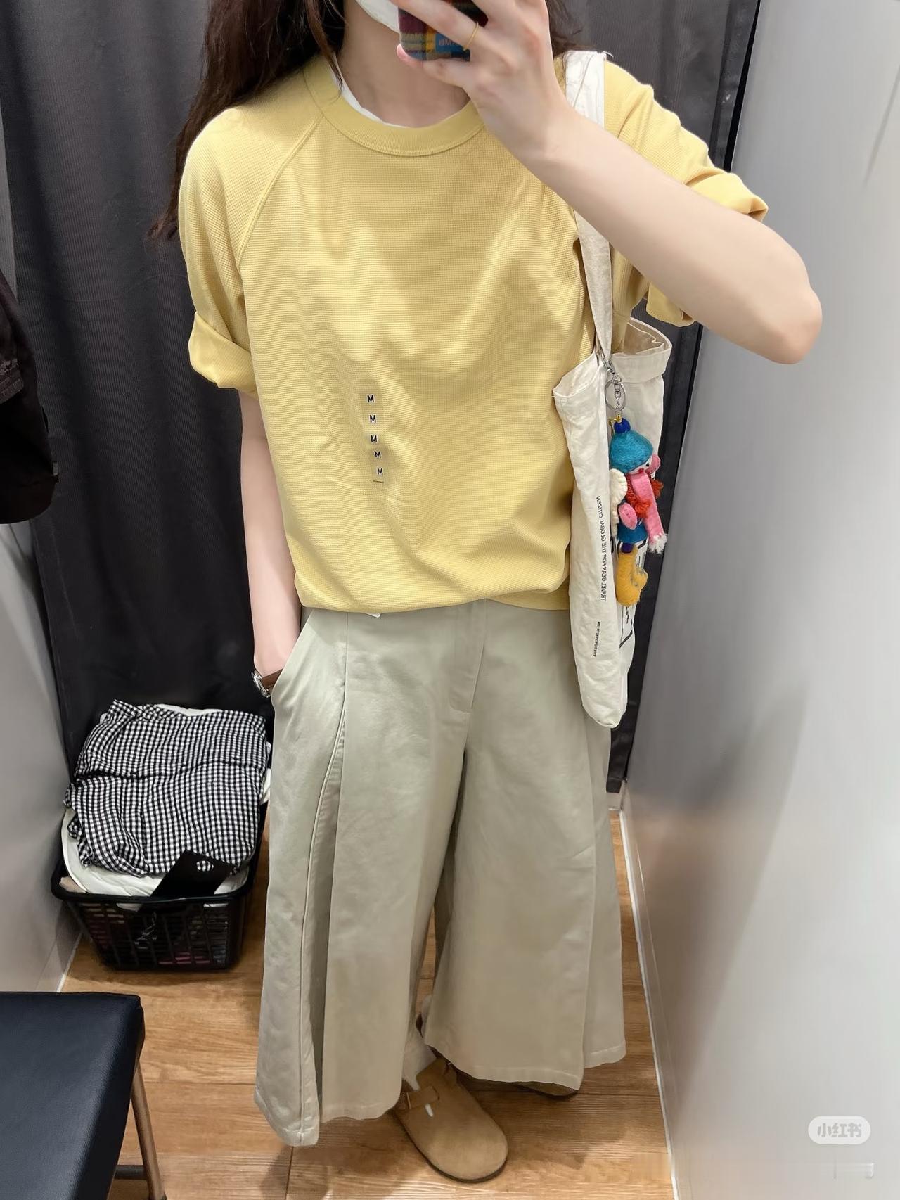 🍋优衣库这件短夹克咖色好像也不错～好久没逛男装区，发现一件颜色美丽的Ｔ恤～黄