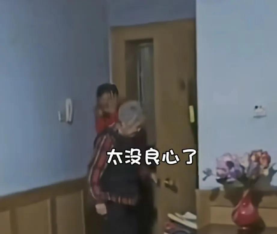 65岁儿子和儿媳吵架，儿子独自外出喝酒，半夜一点回家，打开门后，儿子惊讶发现85