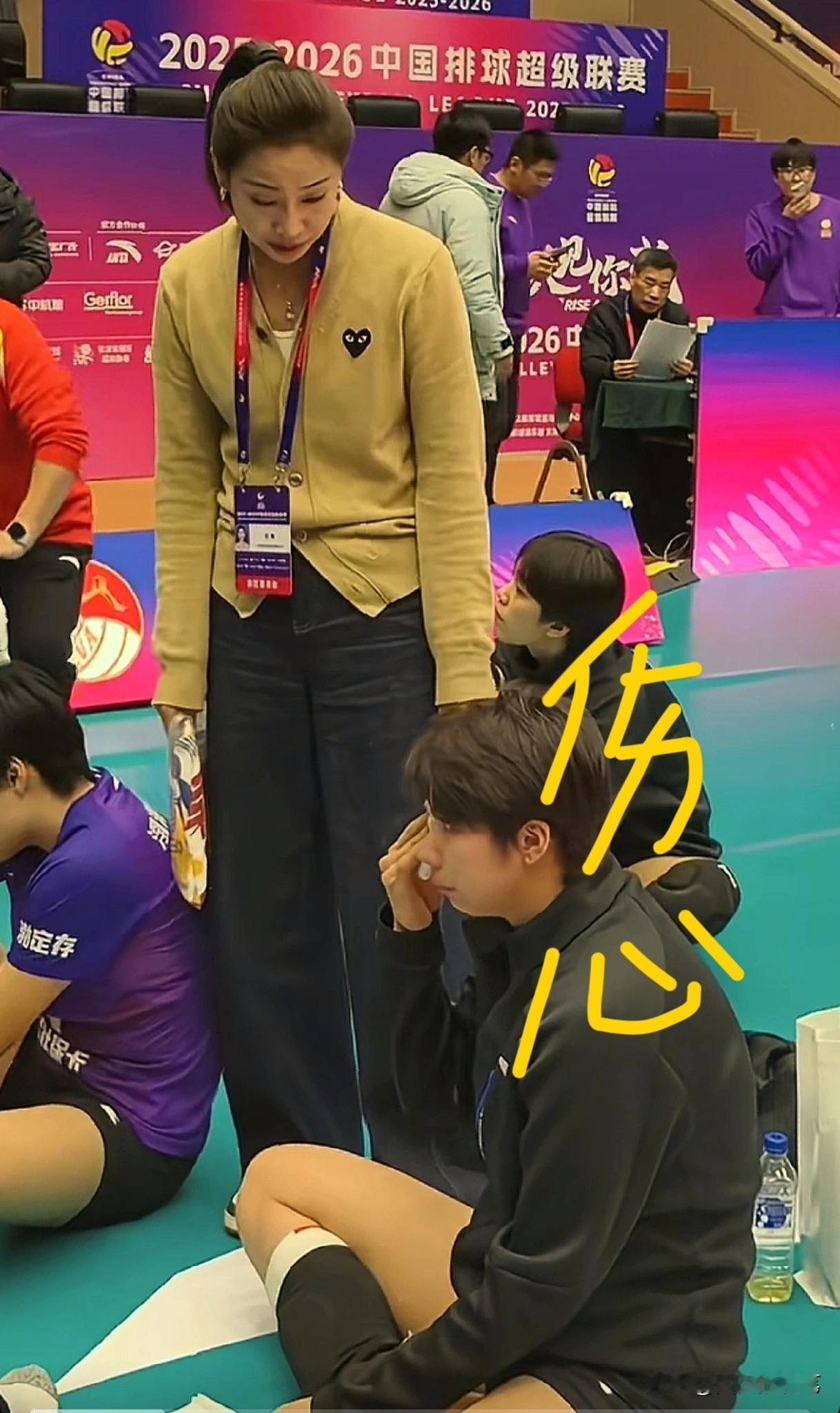给天津女排的王茜赞一个看，小将陈鹤心哭得眼睛都要肿了[笑着哭]，一边哭泣，一边擦
