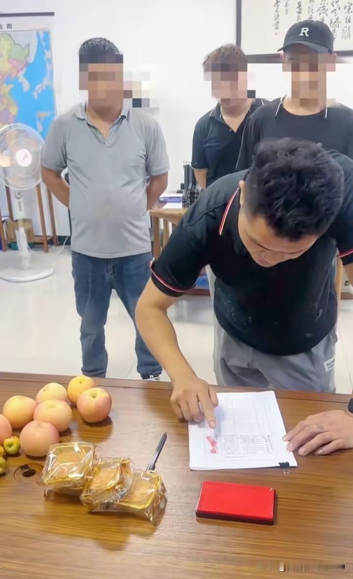 万万没有想到！广东佛山，近日，有一家门窗厂给厂里面的员工发放中秋福利，员工们本来