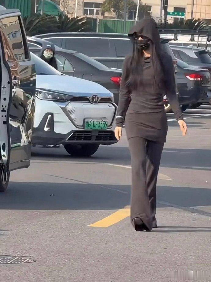 有网友‏提﻿⁠问⁠：虞书⁠﻿欣为‎﻿啥有这么多奇怪‎的衣服啊？
