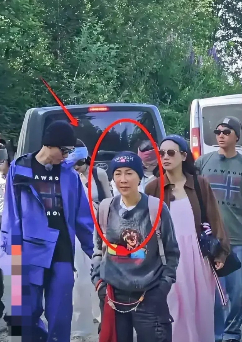 他们说是那英，我仔细看看还真的是
