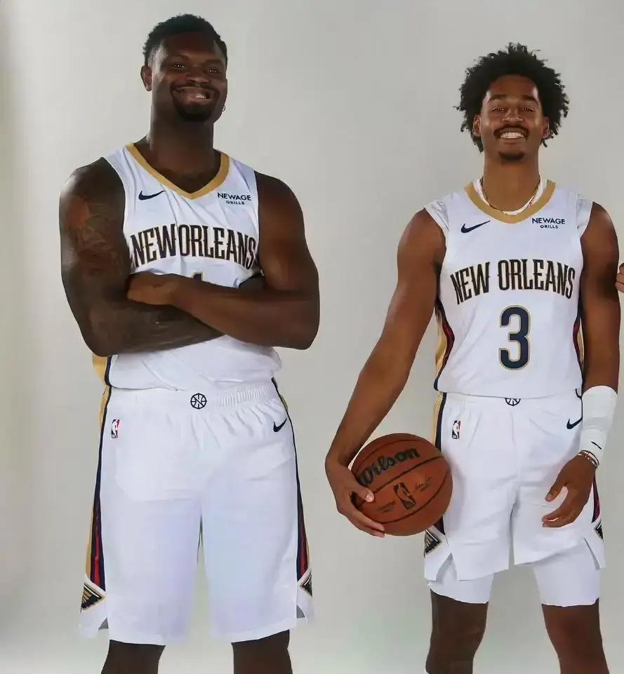 把一个新秀标为“不可交易”，鹈鹕疯了？赢独行侠告诉你答案。你看锡安撞开两人