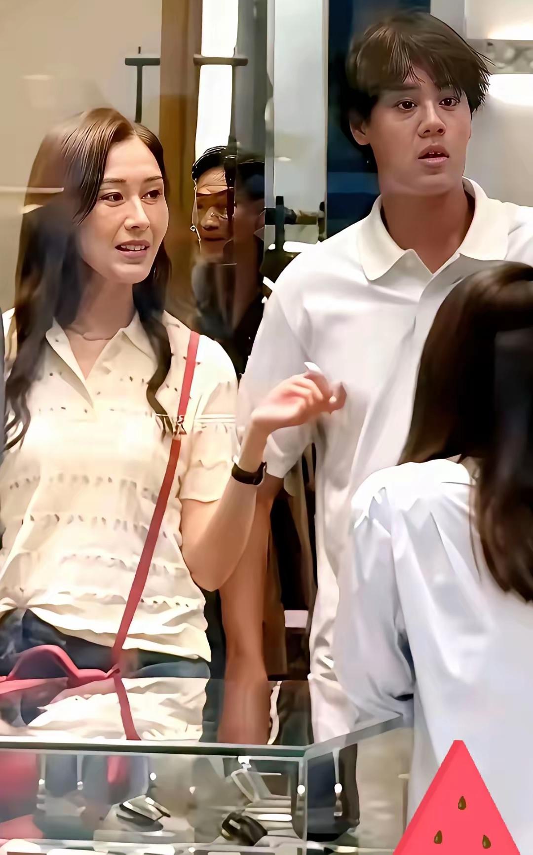 妈妈貌若天仙儿子身材高大，长相一般。这好基因妥妥浪费掉了