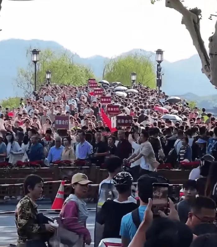 国庆黄金周，十大热门景区排行公布，各景区再度人满为患！北京依旧位居热门前列，故