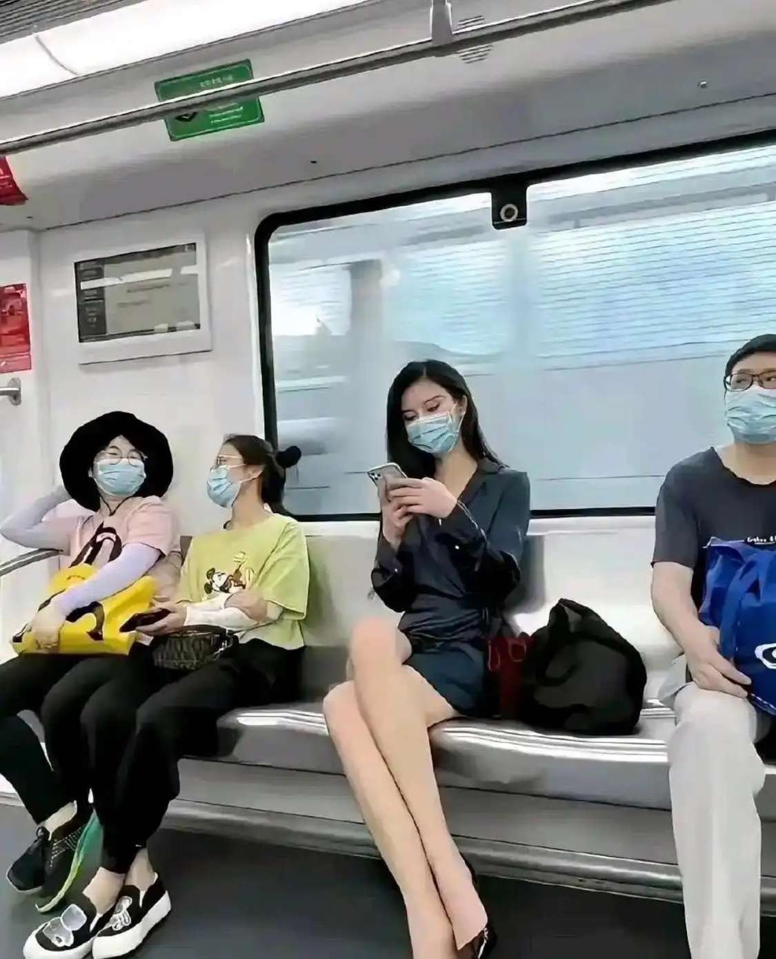 为什么没有人敢座她的旁边呢。