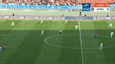 山东泰山新赛季的技战术打法，就是外援三叉戟吸引防守，为谢文能创造机会。前两轮对阵