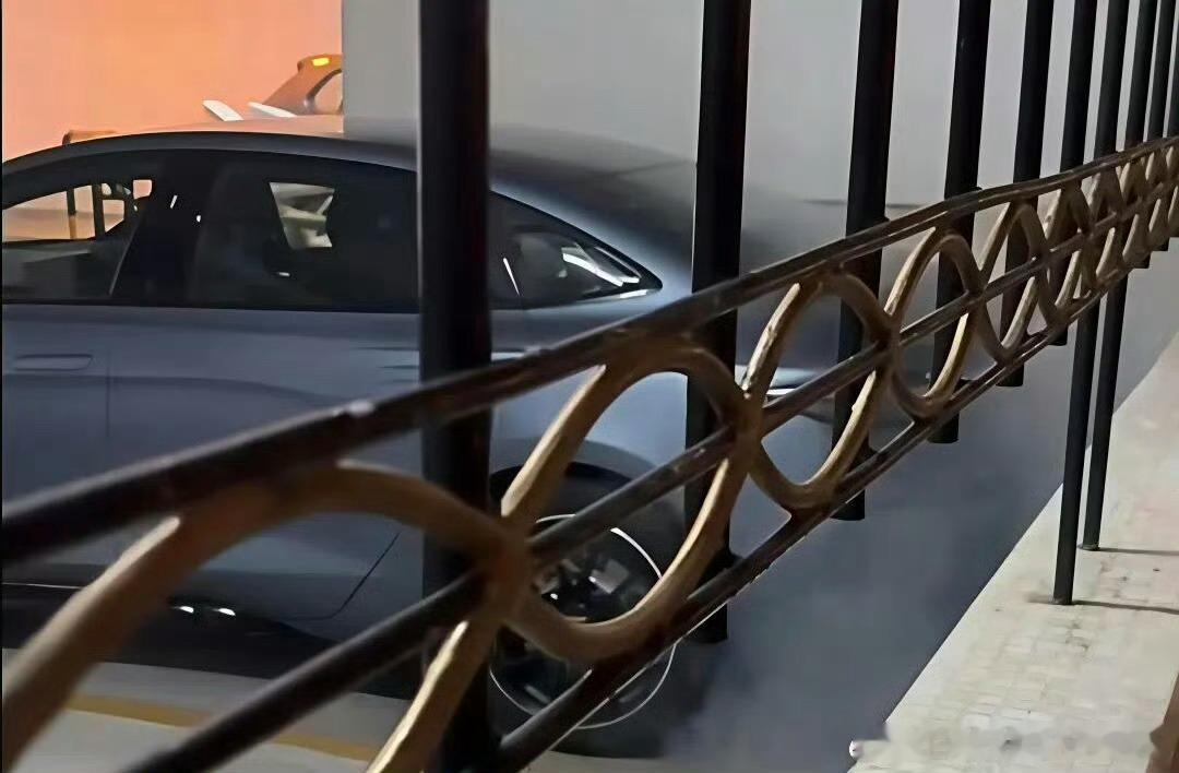 看了香港这个冒烟到消防员到场后烟都没了，你就知道为什么当时那个“大笑哥”，为什么