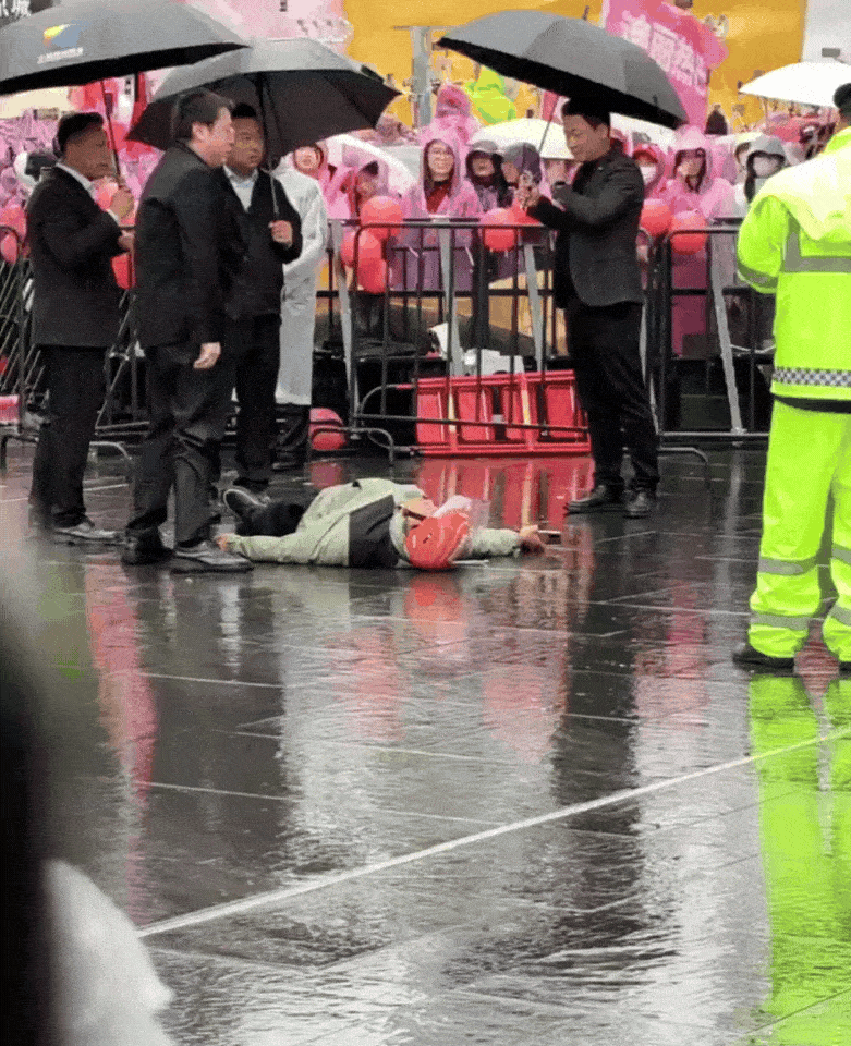 迪奥副总裁亲自迎接迪丽热巴这是迪奥活动的现场图吗为什么这么对待外卖员，好心酸