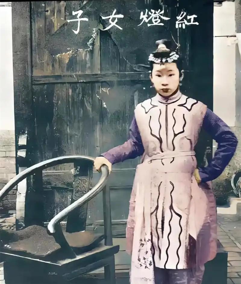 林黑儿出生在1871年的天津南运河边上，家里是船民，日子过得紧巴巴。从小跟着爸妈