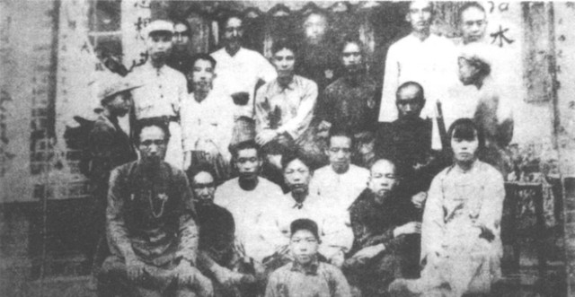1950年，黄克诚参加一次会议时，突然觉得一位工作人员的脸十分熟悉，仔细回想后，