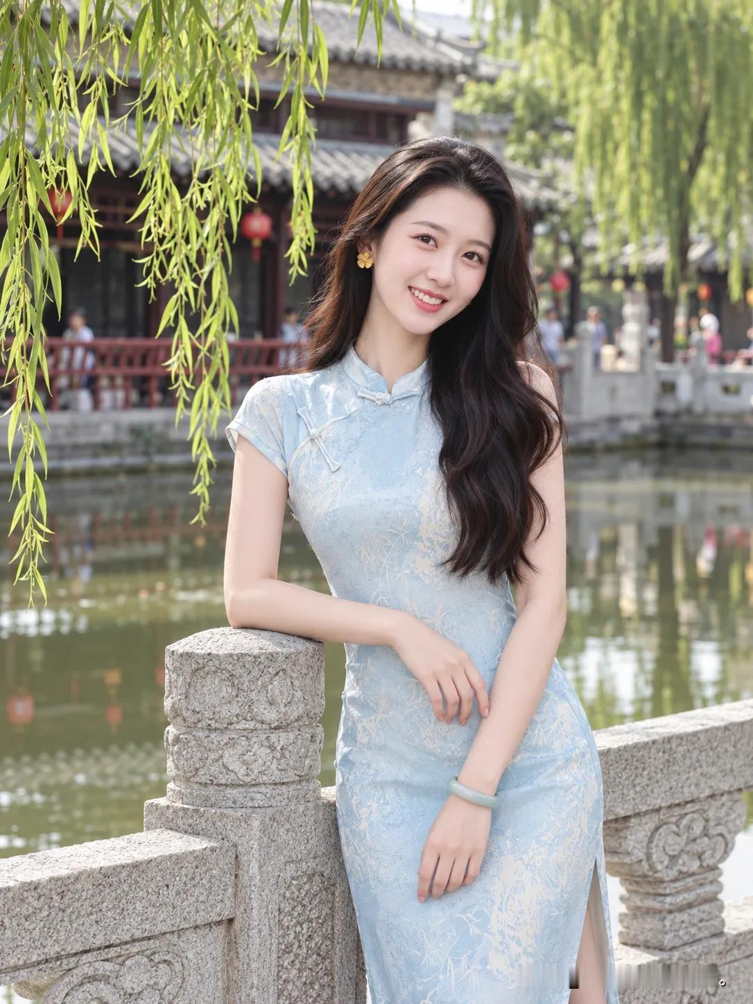 柳荫桥畔，浅蓝旗袍少女倚栏浅笑，眉眼弯弯藏着江南的温柔与诗意。一帘烟雨落江南